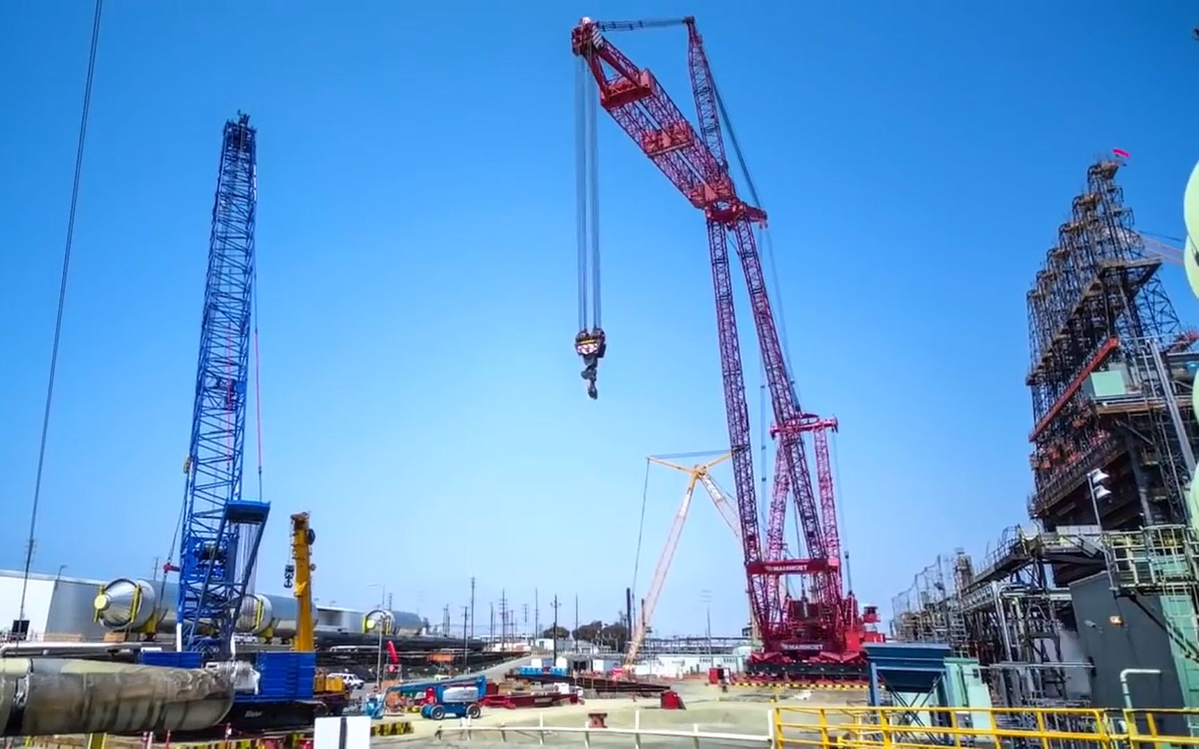 Mammoet PTC-200 DS环轨起重机 大型吊装工程的精密艺术